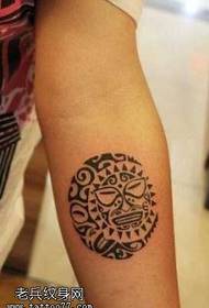 lengan totem corak tato bulan bulan