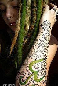 tatuaxe de tótem de cores no brazo
