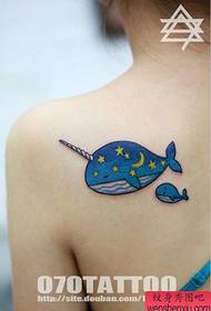 krása jemné tetovanie veľrýb na chrbte