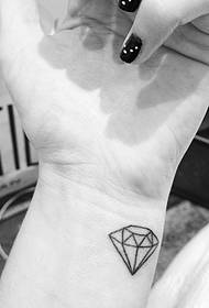 un piccolo tatuaggio con diamante a braccio piccolo