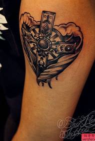 Slika za prikaz tetovaža preporučila je jedan uzorak tetovaže krila Amplitude ruke križ