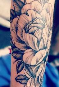 Намунаи tattoo гули peony дар балоғат пурра