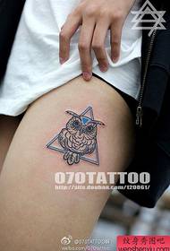 популарна тетоважа сове на прелепом бедру
