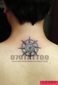 展示颈部上的一幅指南针纹身图案