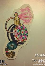 花クラスターレトロな小さな香水瓶のタトゥーパターン