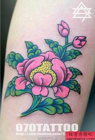 un bellissimo modello di tatuaggio di peonia sul braccio
