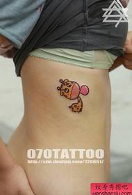 vita sexy bellezza laterale un modello di tatuaggio carino giraffa