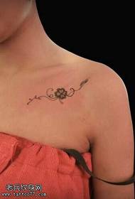 Modèle de tatouage de vigne de fleur