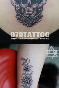 Consiglia altri due bellissimi disegni del tatuaggio del cranio per tutti