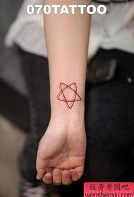 ein beliebtes fünfzackiges Sterntattoo am Handgelenk