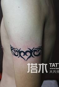 Patrón de tatuaje de tótem de brazo