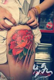 ຂາຮູບແບບ tattoo peony ແບບຄລາສສິກ