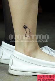 un bellu tatuatu di cuniglia bella nantu à l'ankle