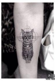 Tetovēšanas šovs, lai dalītos ar rokas kaķa tetovējuma modeli