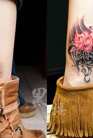 fot ärr täcka lotus tatuering mönster delat av tatuering visa karta