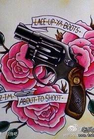 La barra dello spettacolo del tatuaggio ha raccomandato un manoscritto di tatuaggio con una pistola rosa
