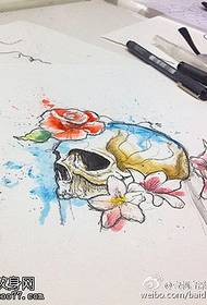 rukopis akvarela lubanje cvjetni uzorak tetovaže