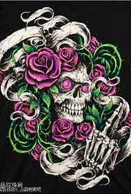 kleur Jeropeeske en Amerikaanske skull rose tattoo manuskriptfoto