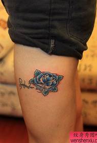 un modello di tatuaggio rosa coscia