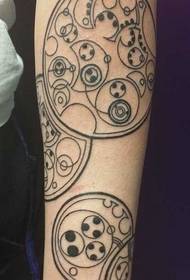 Vzorec tetovaže Totem v modni sobi za roke