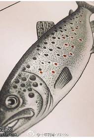 dipinto a mano un grande modello di tatuaggio di pesce