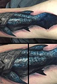 شخصية نمط الوشم الأسماك واقعية على الذراع