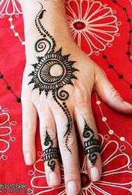 Mano indietro bellissimo modello di tatuaggio totem del sole