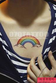 препорача убава шема на тетоважи со виножито на градите