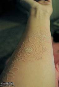 Рука татуировка невидимая белая роза