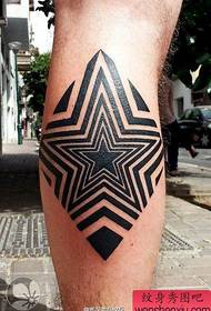 tatuaggio che condivide un modello del tatuaggio del pentagramma