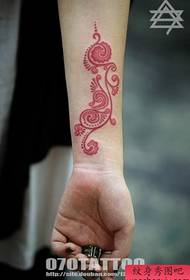 një tatuazh me lule totem në dore
