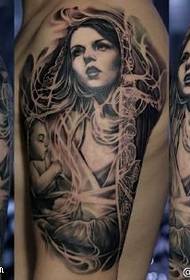 model de tatuaj mamă iubitoare de umăr