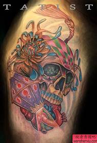 Tattoo show bar anbefalte et tatoveringsmønster for kranium på kraniet