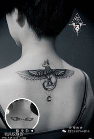 Modello di tatuaggio classico con ali a punta