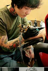 scena creativa del tatuaggio della personalità dell'immagine