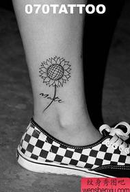 I-tattoo Bheka isithombe sephethini le-sunflower tattoo