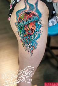 Renkli denizanası dövme deseni paylaşmak için dövme gösterisi resim