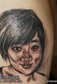Tatuado sur la femuro, portreto de tatuaje-ŝablono
