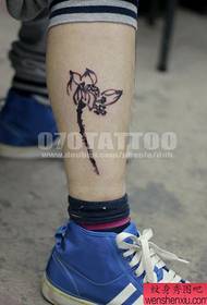 una tinta en el patrón de tatuaje de Lotus en el tobillo