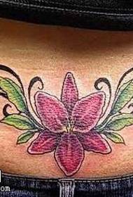 modeli i tatuazhit të luleve të belit me totem lule
