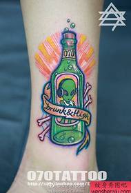 un modello di tatuaggio di bottiglia di vino personalizzato sulla caviglia