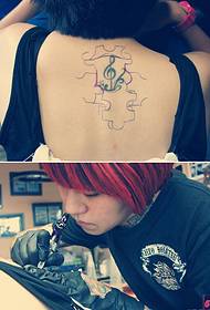 scena del tatuaggio di vecchia copertura del tatuaggio del modello