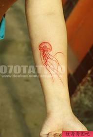 小臂上一幅流行漂亮的水母纹身图案