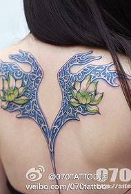 красотка назад с тонким и популярным рисунком татуировки лотоса