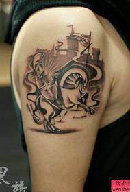 fotografia e shfaqjes së tatuazheve për të ndarë një model tatuazhi të luftëtarit të krahut të madh