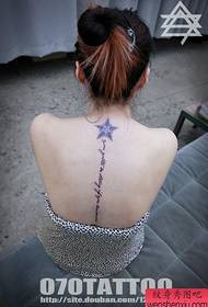 un bellissimo disegno del tatuaggio pentagramma della colonna vertebrale