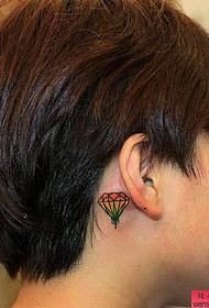 un modello del tatuaggio del diamante post-orecchio
