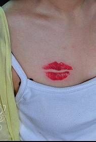 un modello di tatuaggio petto e petto sexy condiviso dallo spettacolo di tatuaggi