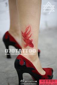un motif de tatouage de poisson rouge sur la cheville
