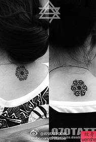 ib qho zoo nkauj totem tattoo daim duab nyob tom qab ntawm tus ntxhais